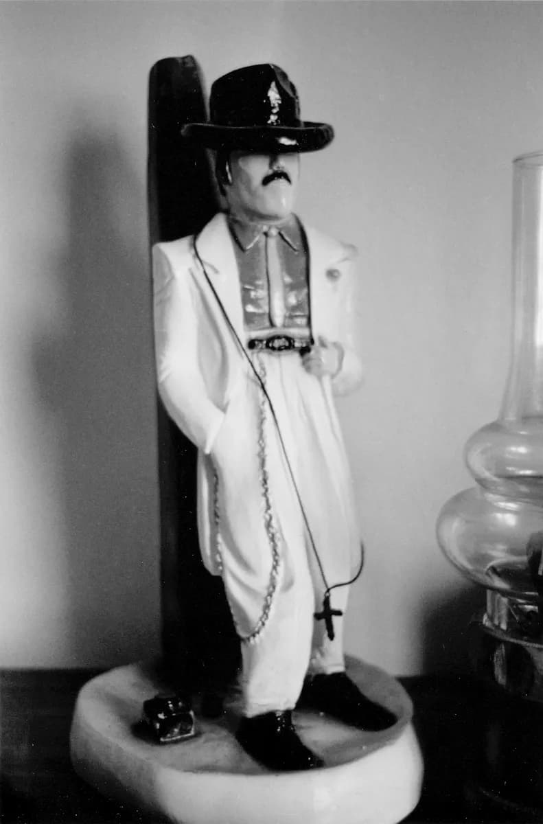 Graciela Iturbide, Escultura de un pachuco, en casa de los cholos, East L.A.