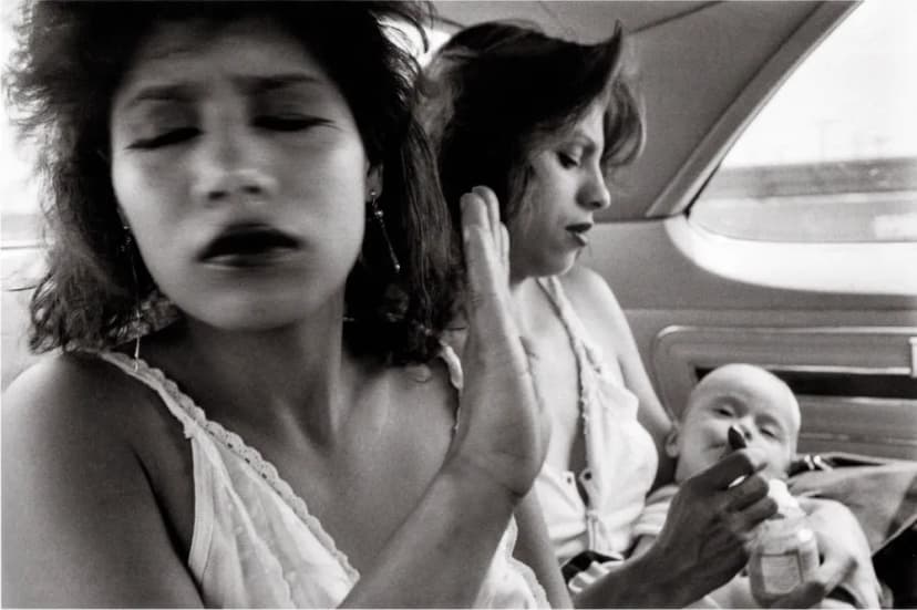 Graciela Iturbide, Christina y Rosario en su coche, White Fence, East L.A.
