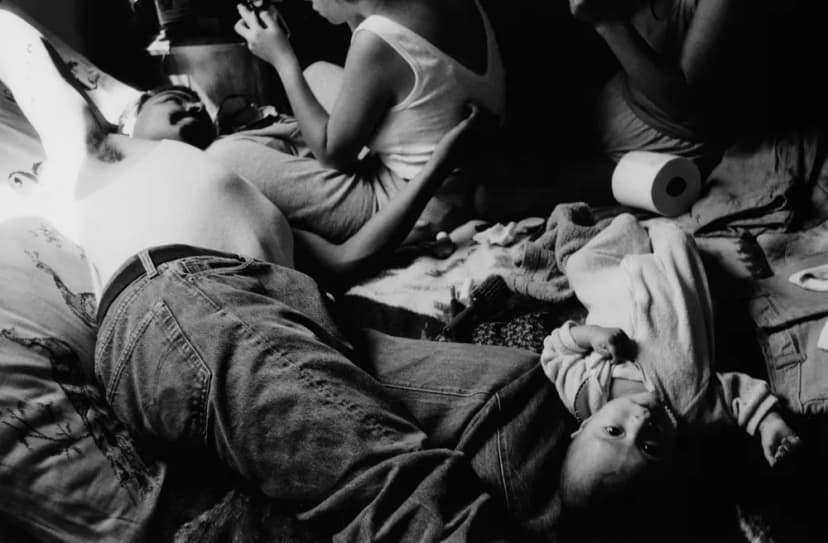 Graciela Iturbide, Cholos en su casa en East L.A.